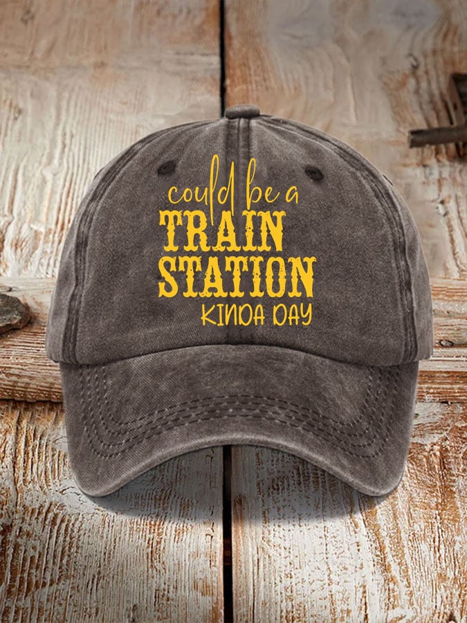 Gorra estampada para mujer que podría ser un día de estación de tren 