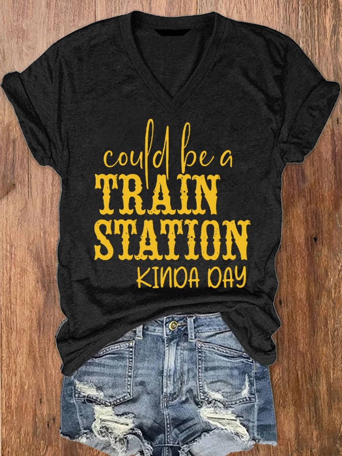 Camiseta de cuello en V con estampado "Podría ser una estación de tren, un día cualquiera" para mujer 