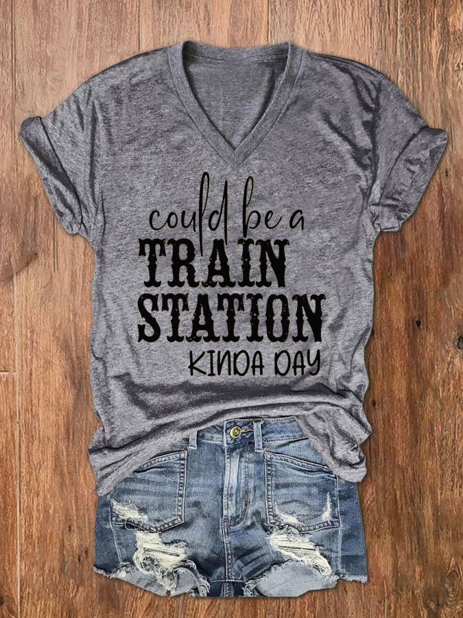 Camiseta de cuello en V con estampado "Podría ser una estación de tren, un día cualquiera" para mujer 