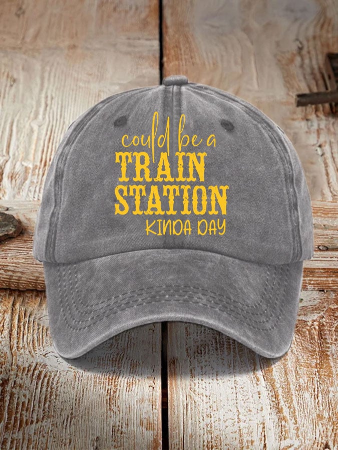 Gorra estampada para mujer que podría ser un día de estación de tren 